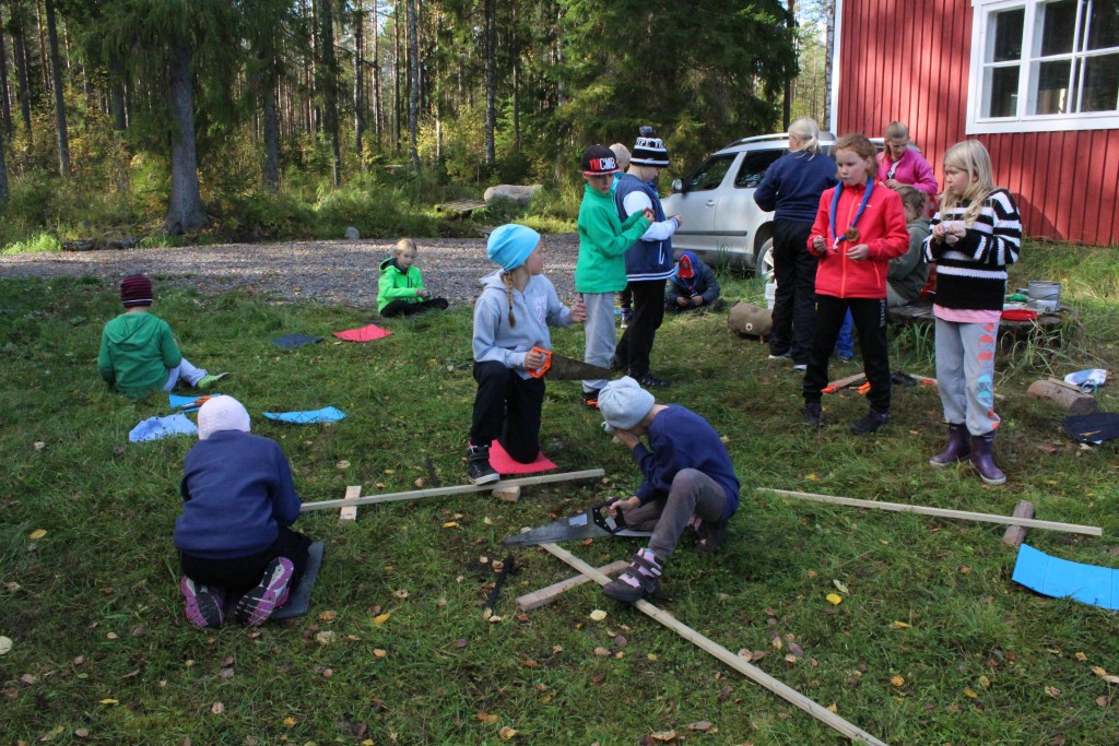 Pinguja tekemässä tuuliviiriä